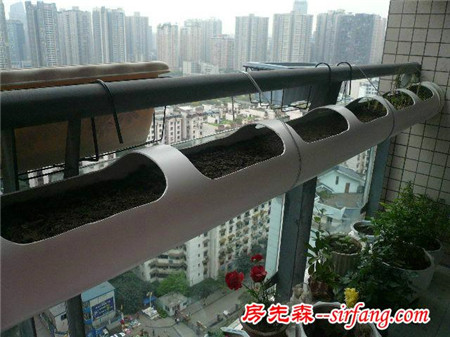 鄰居給PVC管鑿個洞就敢在陽臺上種菜，看完我也想要一個！