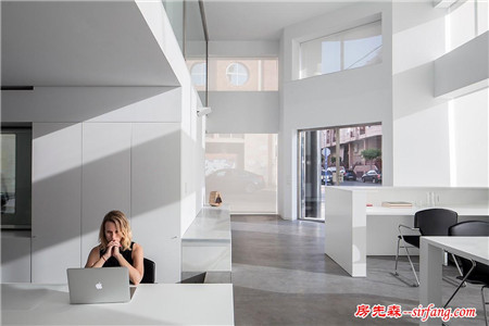 纯白通透的办公空间设计，混凝土也能如此清新脱俗！