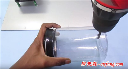 塑料罐上安装橡胶导管，再烫的开水也能马上变凉