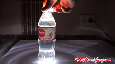 瓶盖塞入会发光的打火机，瓶中发出不曾见识过的光芒
