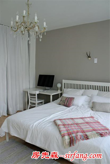 复古与时尚混搭，白色沙发加木纹家具