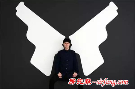 他把正負形設(shè)計玩到了極致，給我們帶來視覺上的沖擊和驚喜！