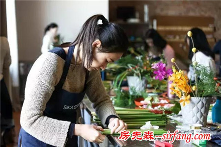 家居花艺｜墙上的风景，一束花枝“破画欲来”