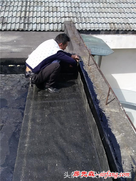 楼顶漏水原来是用这样的方法来修补的，还真是涨见识了