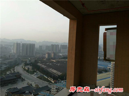 木工师傅看到阳台现场，业主出三万都不做；转身就走