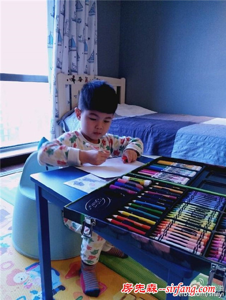 胡可之子安吉儿童房装修曝光，认真绘画的他真是个安静的美男子！