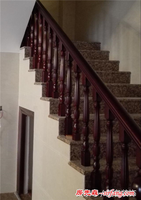 农村别墅楼梯扶手，来回梯款式很漂亮就是地板花了点，你觉得呢？