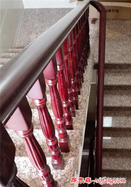 农村别墅楼梯扶手，来回梯款式很漂亮就是地板花了点，你觉得呢？