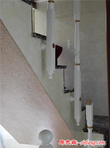 装修攻略 装修设计 正文    今天推荐的是外挂型扶手,它是安装在楼梯
