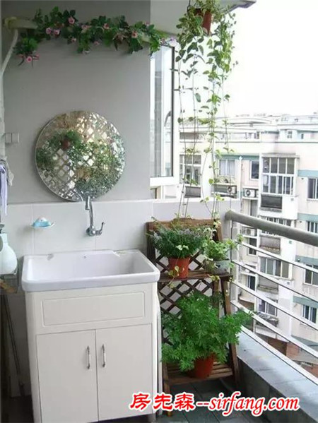 在阳台装个洗衣池，可比蹲在厕所洗好多了！