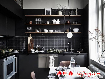 黑色瓷砖，黑色的橱柜的厨房简直不能更美