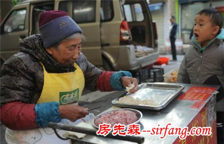 老婆婆十年来馄饨未涨价，只为消磨时光