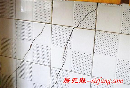 卫生间墙面的瓷砖爆瓷裂缝了？看完才明白是没留缝造成的，泪奔！