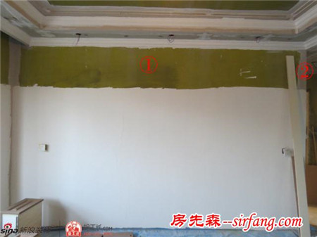 刷腻子前这满墙的黄绿色真让人费解~竟还有整墙的补丁！