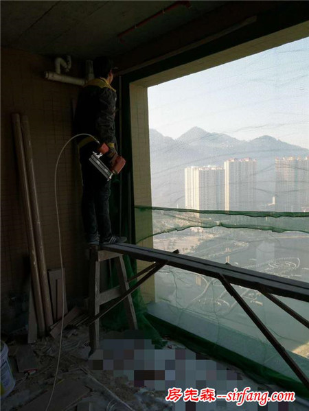 木工师傅看到阳台用安全网封好，终于有人来吊顶了！