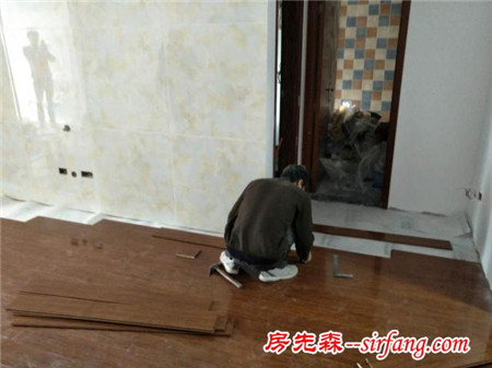 老师傅终于说出铺木地板的窍门，你家中招没！