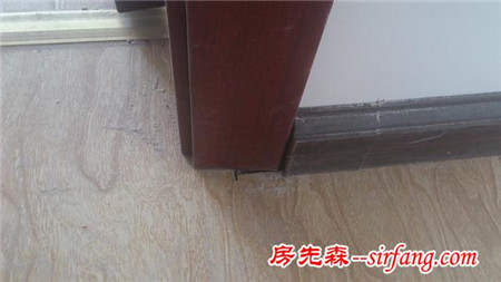 安裝木地板被發(fā)現偷工減料，業(yè)主打死不付錢！