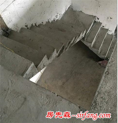 老家的四层自建房快要完工了，这个浇筑楼梯一万块你们说贵不贵？