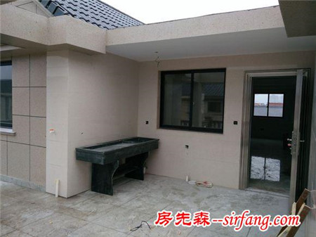 老家的四层自建房快要完工了，这个浇筑楼梯一万块你们说贵不贵？
