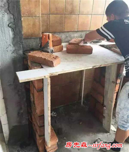 你还趴在卫生间地板上洗衣服吗？别人都优雅地在阳台洗
