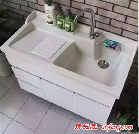 你还趴在卫生间地板上洗衣服吗？别人都优雅地在阳台洗