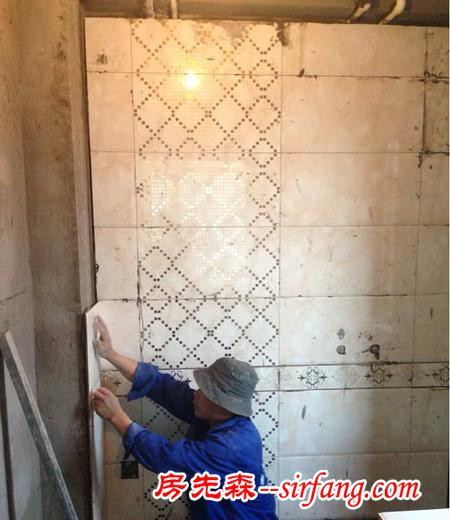 为了提高档次，我让泥工师傅在卫浴间贴了瓷砖腰线！