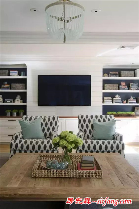 小户型卧室和客厅相连，那就做个可以旋转的电视墙吧！