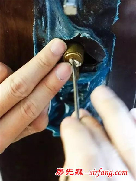 你家的防盗门真的安全么？一块口香糖就可以打开防盗门