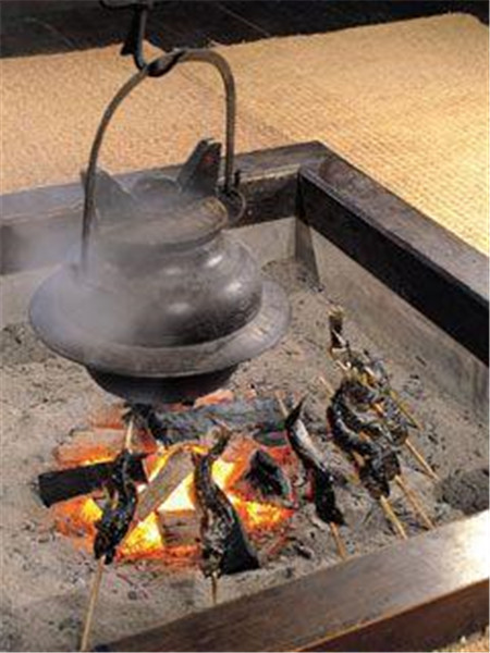 家居-原来日本的农村人都是吃大锅饭呀，而且住房都没烟囱！