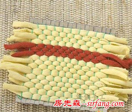 舊衣服變廢為寶編制漂亮的杯墊
