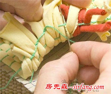 舊衣服變廢為寶編制漂亮的杯墊
