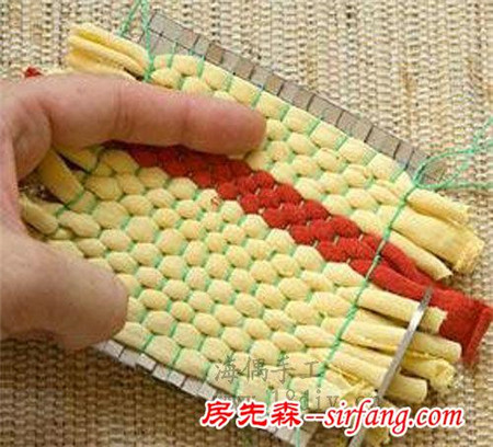 舊衣服變廢為寶編制漂亮的杯墊