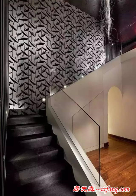 你见过吗？楼梯使用墙纸来装饰原来可以这么美~