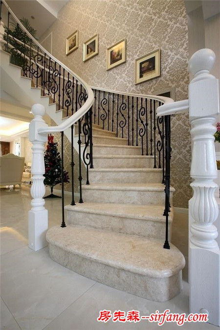 260平郑州别墅装修完工，楼梯是其中的点睛之笔