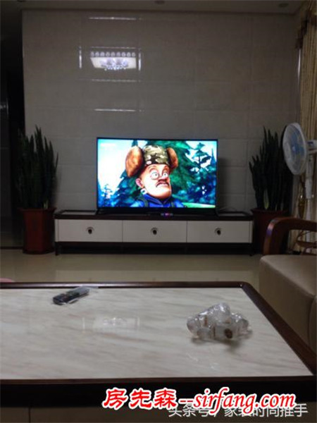 时尚婆婆把客厅卧室墙面都贴上了瓷砖，但我感觉每天都睡在厕所里