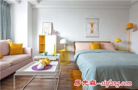 白墙和木地板为底搭配明黄软装 这样元气满满的家充满正能量