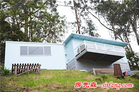 海邊小屋，湛藍(lán)淺藍(lán)，遙看著一個(gè)又一個(gè)故事