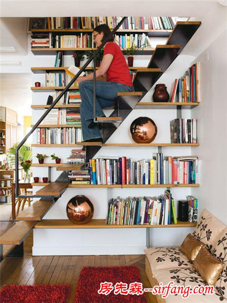 书架楼梯，节省了空间增加了储物能力