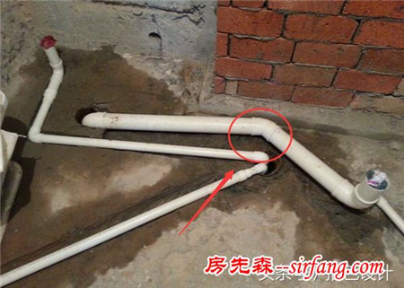 女业主看到师傅这样改马桶，直接发飙说：你是专业的吗？