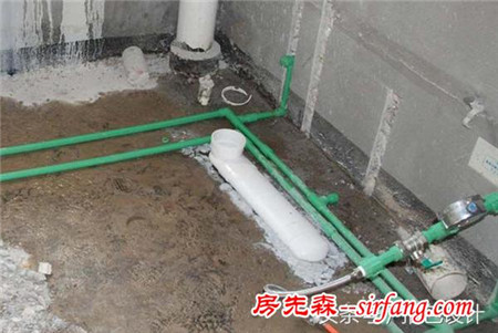 女业主看到师傅这样改马桶，直接发飙说：你是专业的吗？