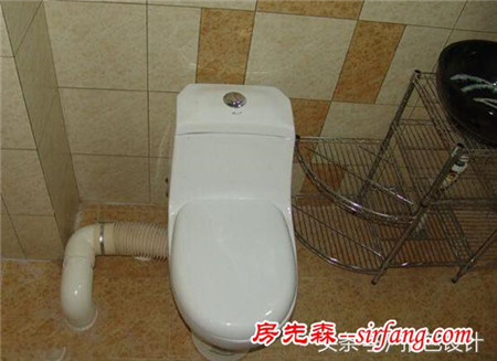 女业主看到师傅这样改马桶，直接发飙说：你是专业的吗？