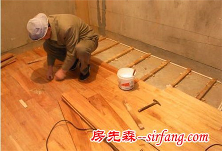 20年老师傅分享：正确的实木地板安装方法，难怪我家地板老响！