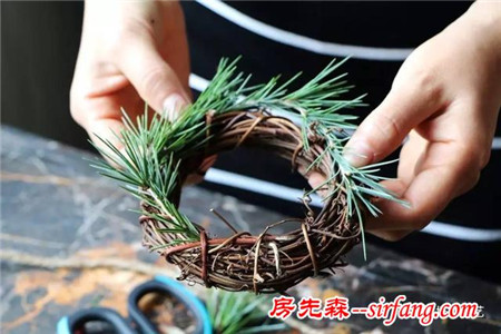你们做的圣诞花环一定比我的好看