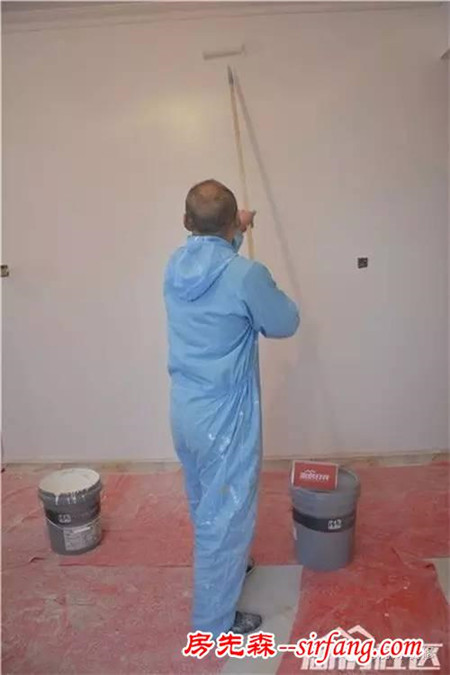 装修小课堂：室内乳胶漆上墙是喷涂好还是滚涂好？