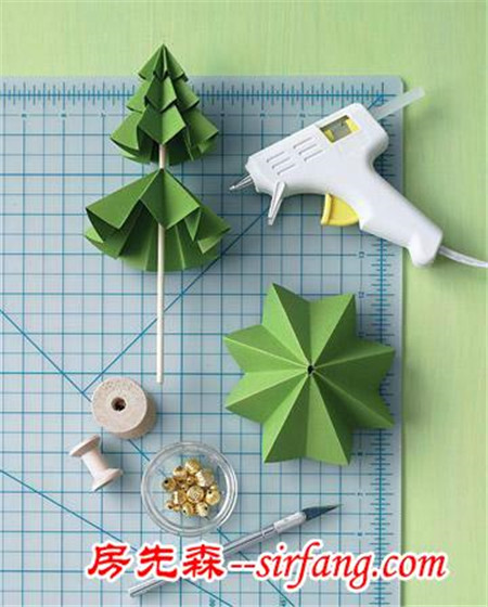 几片圆形卡纸做出的迷你圣诞树摆件，好看又简单，和孩子动手做做