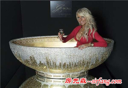 土豪专用百万金澡盆 镶几万颗宝石你敢洗吗