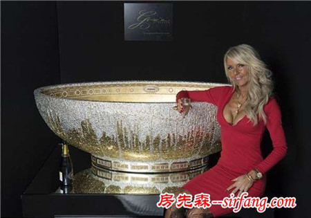 土豪专用百万金澡盆 镶几万颗宝石你敢洗吗