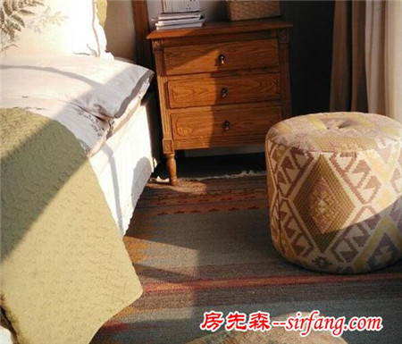 用一块民族风的地毯，给你的房间提提气。