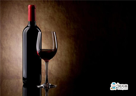 饮“葡萄美酒”用“夜光杯”，放葡萄酒用什么呢？