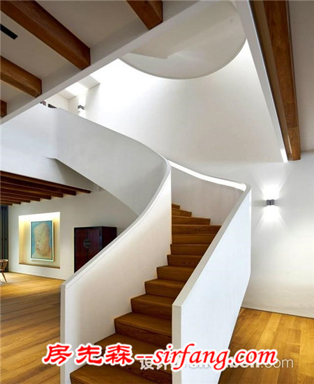 精致的弧形螺旋楼梯：新加坡现代住宅设计
